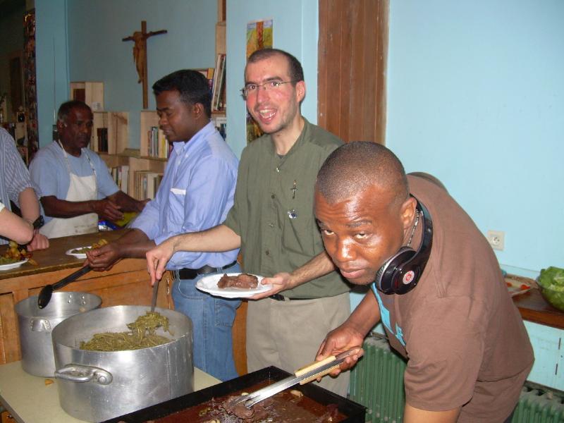 Intérieur d'une église parisienne lors d'une messe, ambiance calme et spirituelle