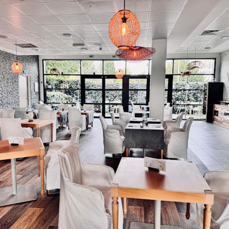 Intérieur français élégant avec des murs blancs inondés de lumière naturelle