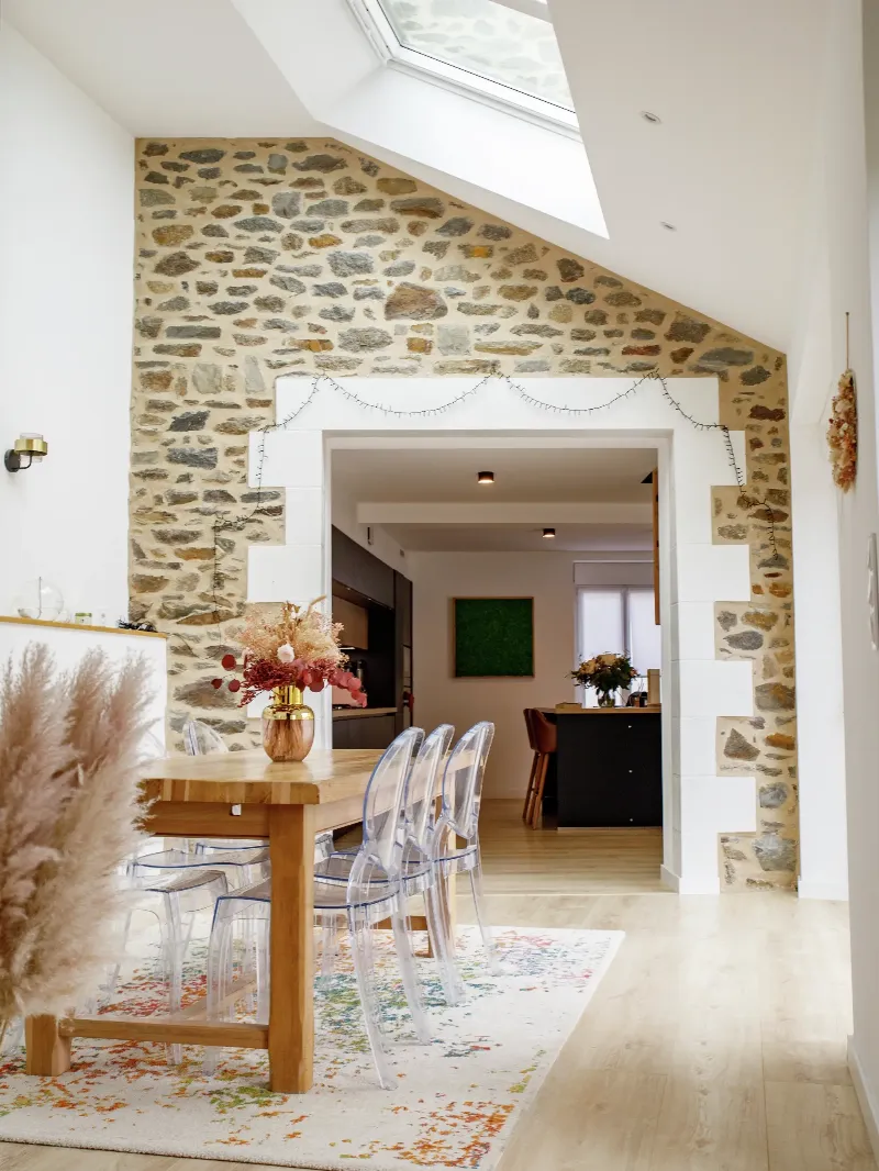 Un intérieur français chic et lumineux, utilisant la peinture claire et l'agencement pour agrandir l'espace