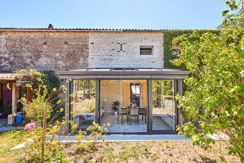 Intérieur français classique avec mur à effet brossé, rappelant un atelier d'artiste