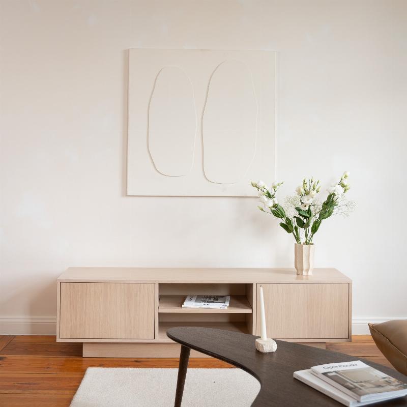 Intérieur français contemporain avec éléments Mid-Century Modern, harmonie intemporelle