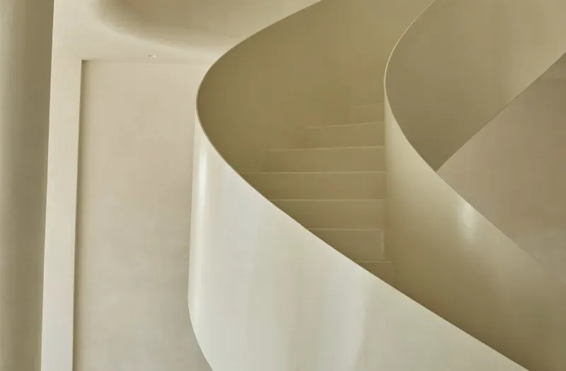 Ambiance raffinée d'un salon français avec peinture gris sable et luminosité naturelle