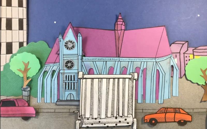 Scène intérieure d'une galerie d'art contemporain à Paris avec une installation vidéo projetée sur un mur sombre