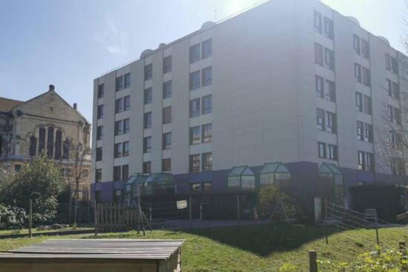 Intérieur moderne de l'hôpital Notre-Dame de Bon Secours avec soins modernes