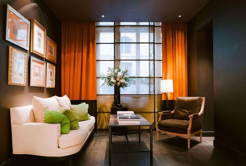 Intérieur d'un grand hôtel architectural français avec escalier majestueux et décoration raffinée