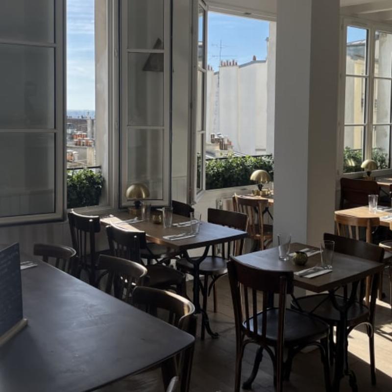 Intérieur lumineux d'un bâtiment moderne français avec un design en verre élégant, vue imprenable sur la ville
