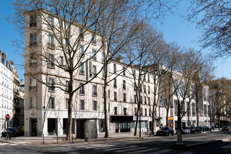 Un intérieur de maison moderne avec un design français élégant et des touches artistiques