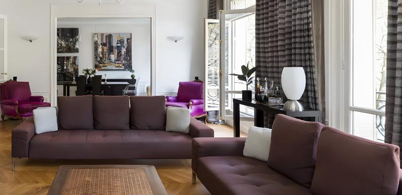 Intérieur maison moderne française lumineux et épuré avec design contemporain