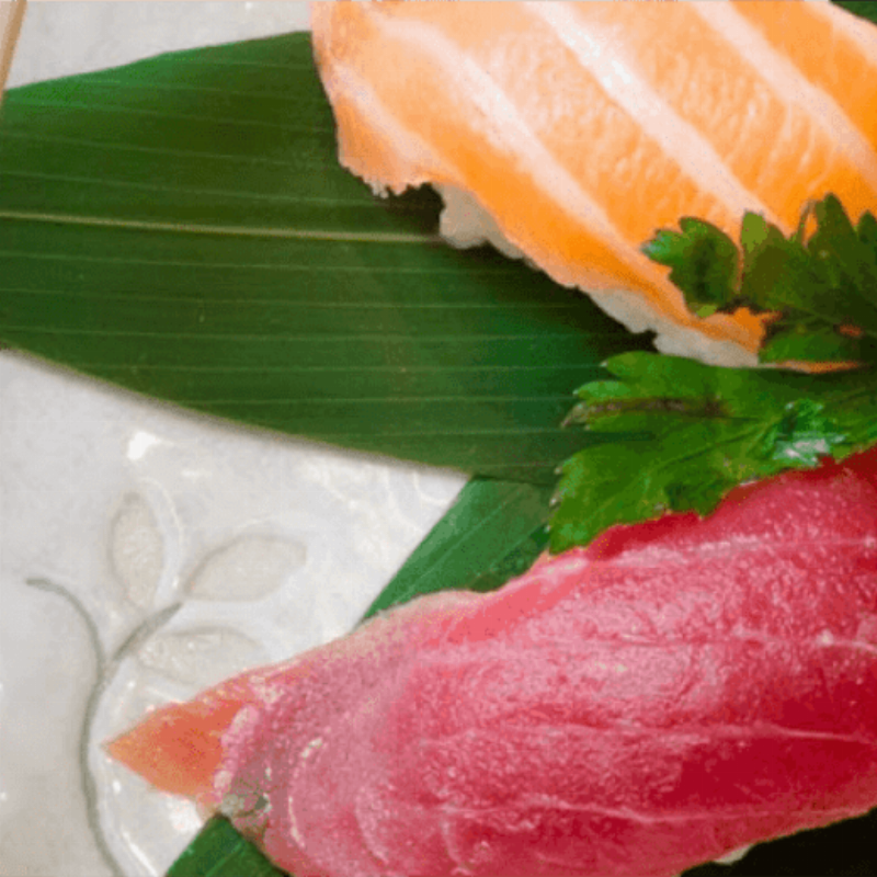 Intérieur d'une maison moderne japonaise baignée de lumière naturelle, minimaliste et serein, avec des meubles en bois clair