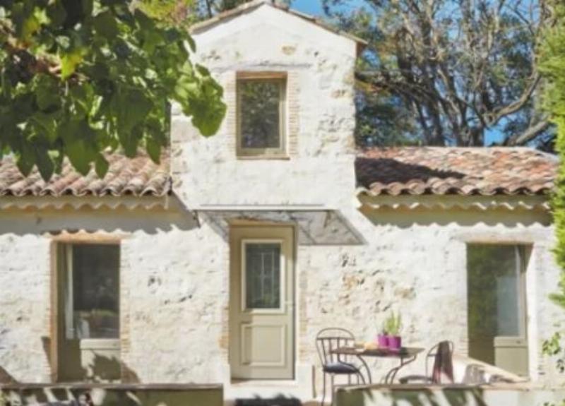 Intérieur de maison moderne française baignée de lumière naturelle, avec un mobilier épuré et des touches de design contemporain