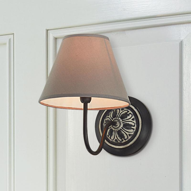 Intérieur d'une belle maison moderne française avec lumière naturelle abondante et touches décoratives