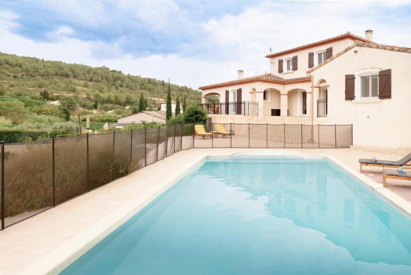 Intérieur moderne et chaleureux avec ambiance "art de vivre" français, cuisine ouverte sur salon