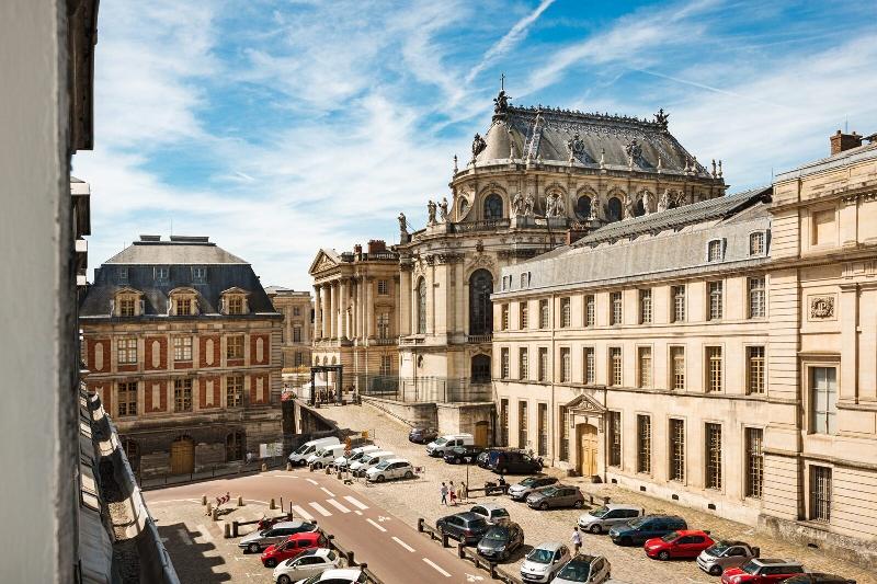 Intérieur moderne et lumineux d'un ancien bâtiment français rénové avec élégance.
