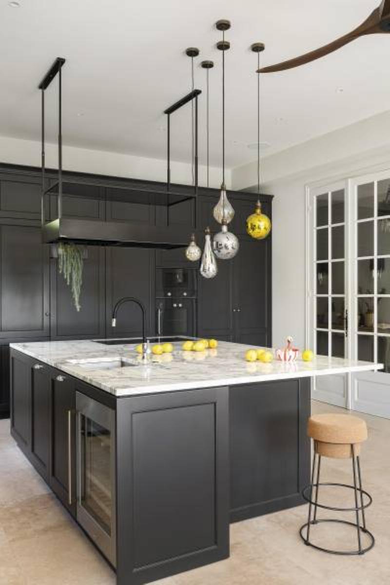 Intérieur élégant et moderne d'une maison méditerranéenne avec des influences françaises