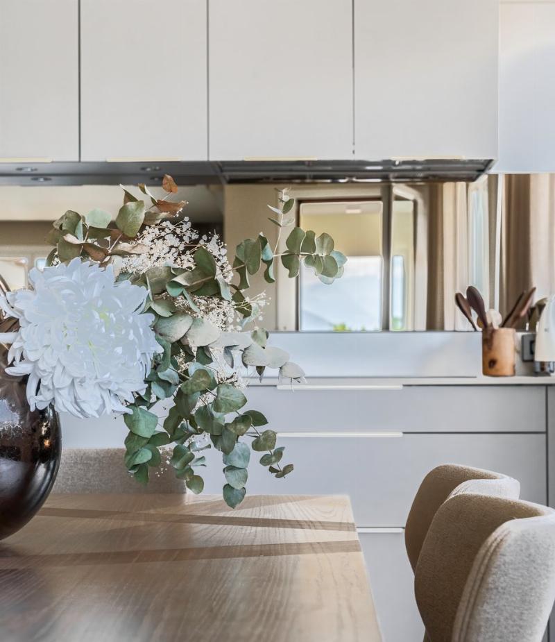 Intérieur moderne simple baigné de lumière naturelle, mettant en valeur des matériaux purs