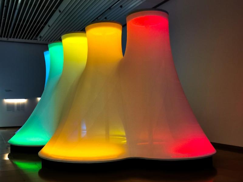 Un intérieur de musée d'art moderne futuriste avec des écrans interactifs et des formes audacieuses