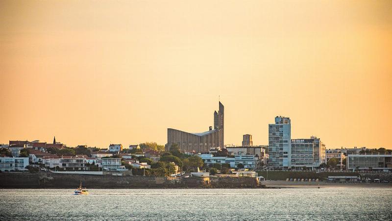 Intérieur de Notre-Dame-de-la-Gare avec ses vitraux et architecture détaillée
