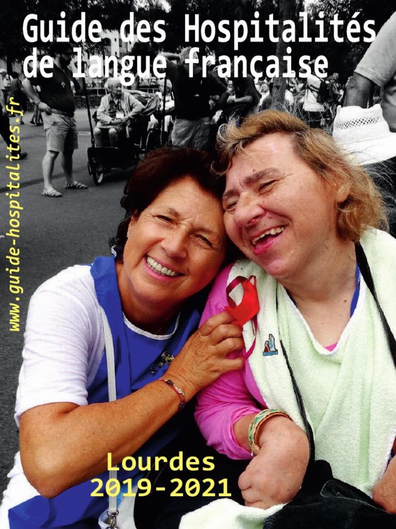 Intérieur lumineux d'une église "Notre Dame du Dimanche" avec des arches et des voûtes classiques