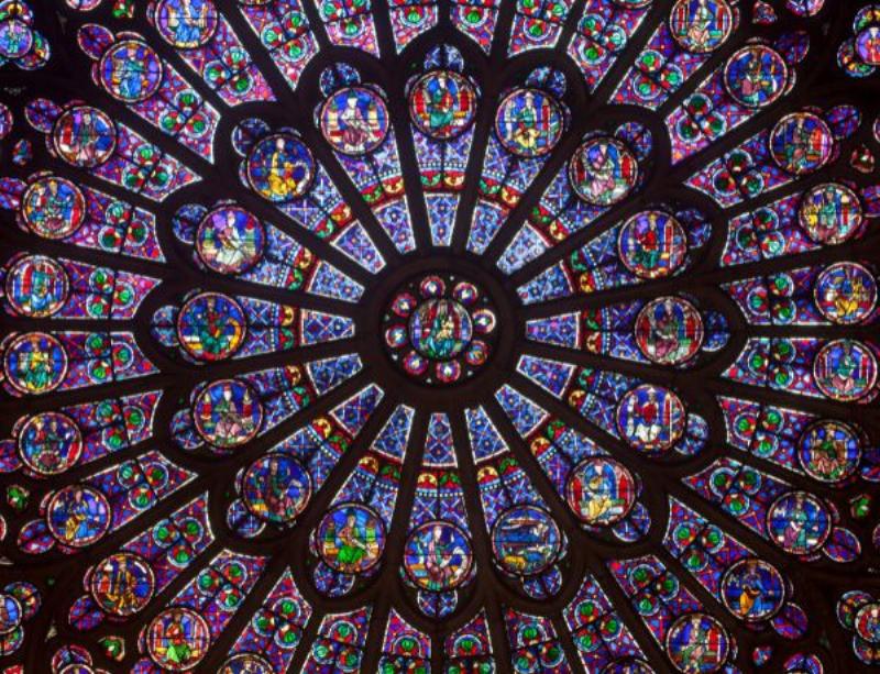 Intérieur de Notre-Dame de Paris avec lumière et cierge, esprit de foi