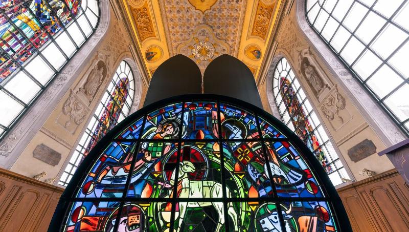 Lumière spirituelle inondant l'intérieur de Notre-Dame de Paris pendant un concert