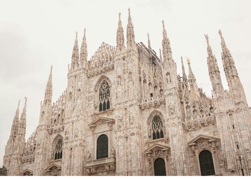 L'intérieur de Notre Dame de Paris baigné de lumière colorée des vitraux, témoin d'une riche histoire.