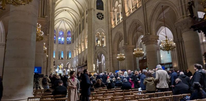 Intérieur de Notre-Dame de Paris préparé pour la messe de réouverture, lumière sacrée