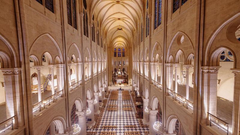 L'intérieur restauré de Notre-Dame, révélant la magnificence des voûtes avant la réouverture au public.