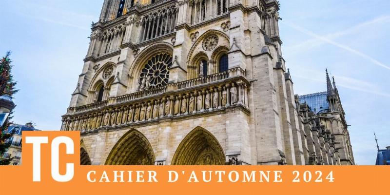 Intérieur de Notre-Dame de Paris avec des échafaudages de restauration baignés de lumière douce
