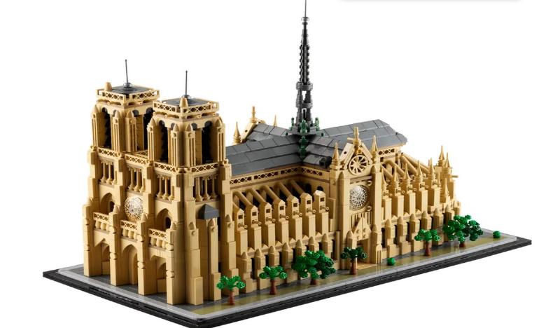 Représentation intérieure de la structure gothique de Notre-Dame en briques LEGO
