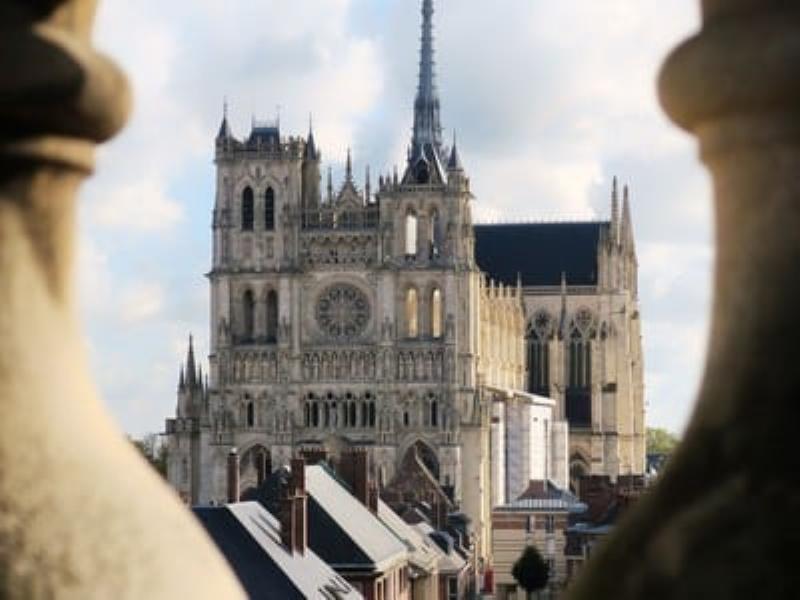 Intérieur de Notre Dame de Paris pendant les travaux, lumière douce de décembre.