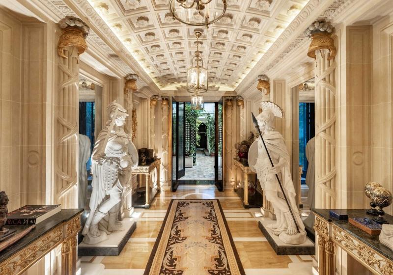 Intérieur époustouflant du Palais de Versailles, la majestueuse Galerie des Glaces avec ses miroirs et dorures