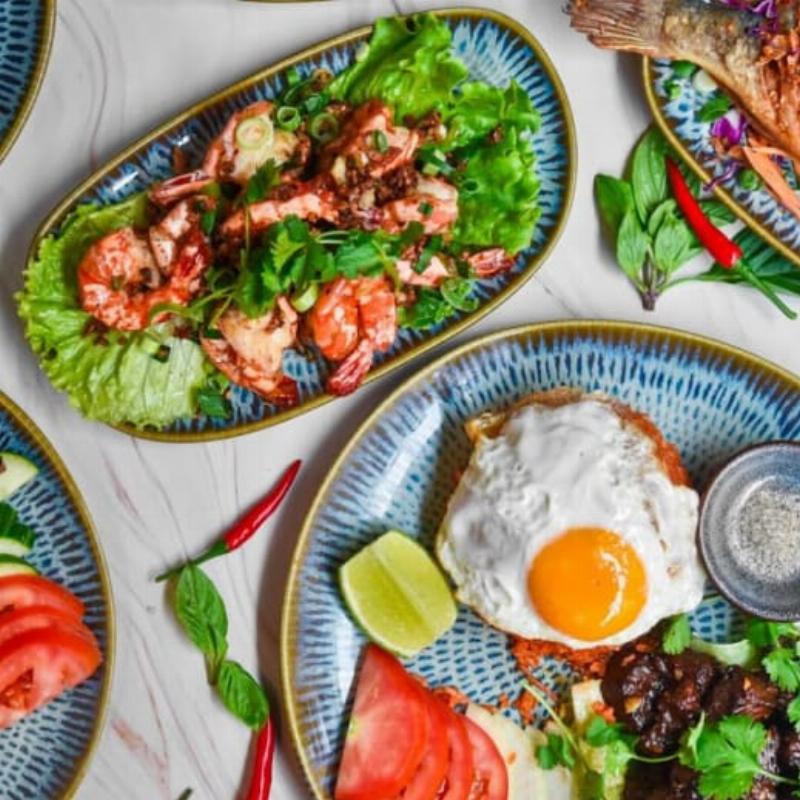 Intérieur d'un restaurant parisien ambiance chaleureuse pour un dîner parfait près de Notre Dame