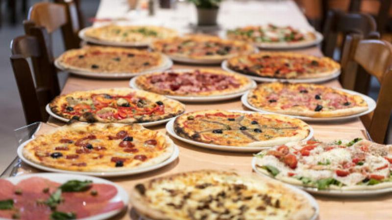 Ambiance chaleureuse d'un restaurant traditionnel à Clermont-Ferrand, avec table en bois, plats locaux et un cadre accueillant idéal pour un restaurant Clermont-Ferrand.