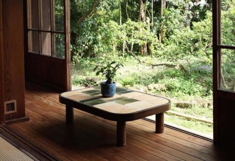 Intérieur de salon français des années 50, avec mobilier de Jean Prouvé et lignes épurées modernes