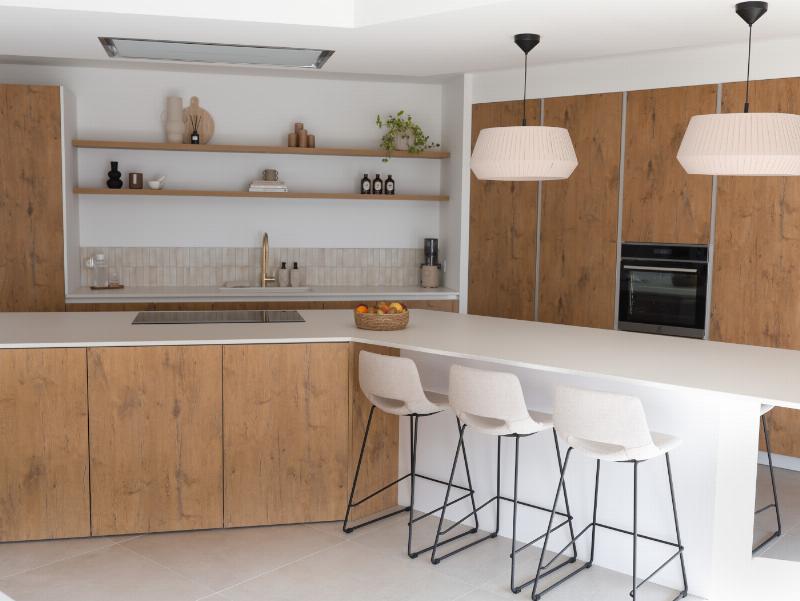 Une cuisine ouverte de style scandinave moderne avec beaucoup de lumière et du bois clair