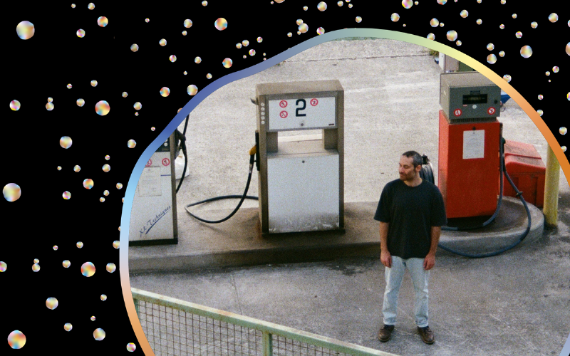 Intérieur moderne d'un théâtre parisien, mélangeant classique et contemporain pour le musical paris