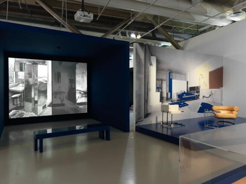 Vue de l'intérieur de la villa E-1027 d'Eileen Gray, avec son mobilier intégré et ses ouvertures vers la mer, au cœur du site Cap Moderne Eileen Gray et Le Corbusier au Cap Martin