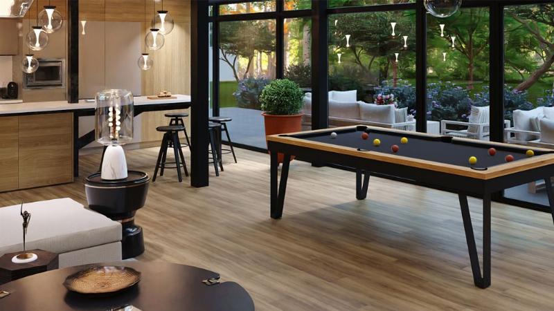 Intérieur d'une villa moderne française, inondé de lumière naturelle avec des espaces ouverts et un mobilier contemporain