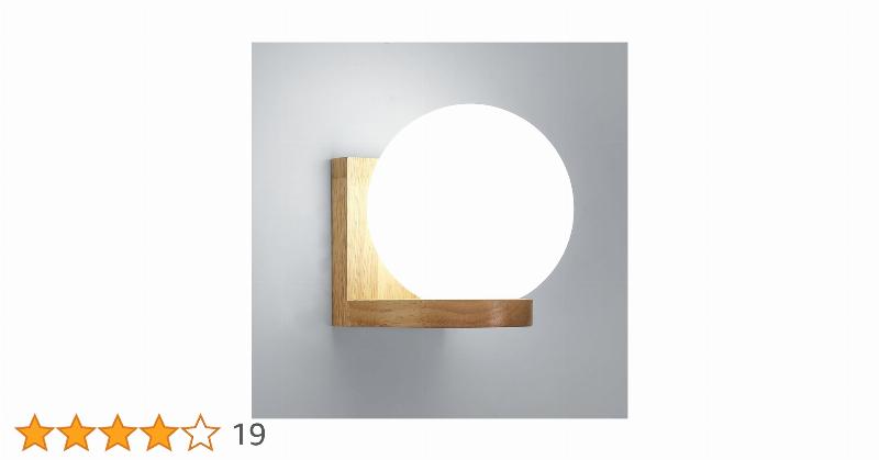 Un salon lumineux avec des intérieurs modernes et un design français minimaliste