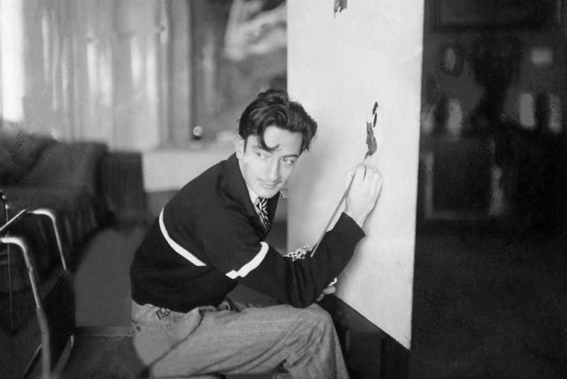 Une interprétation moderne et abstraite de la Vénus de Milo en peinture, explorant de nouvelles formes et couleurs