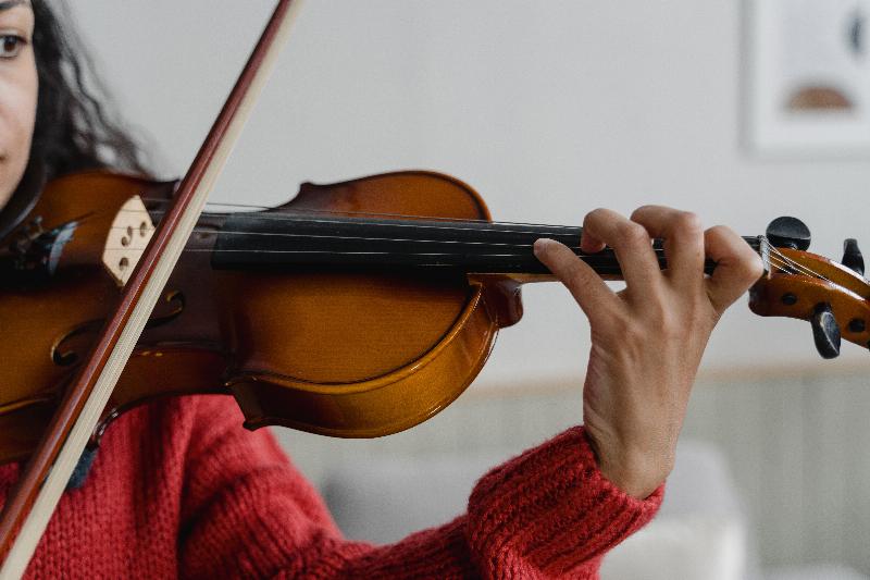 Un violoniste interprétant une œuvre de musique classique violon connue sur scène
