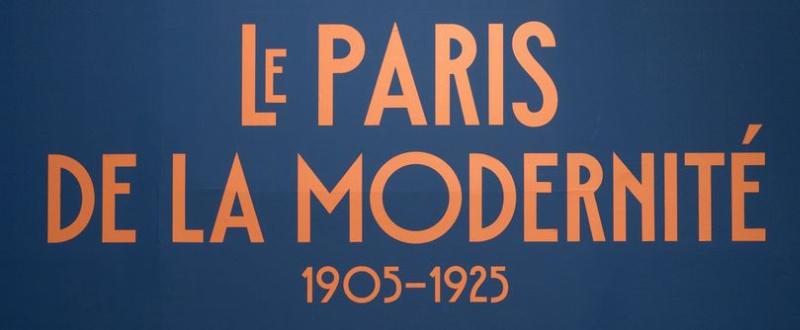 Jacques Lipchitz dans son atelier parisien à l'époque cubiste, travaillant sur une de ses sculptures monumentales en bronze, une figure humaine déconstruite