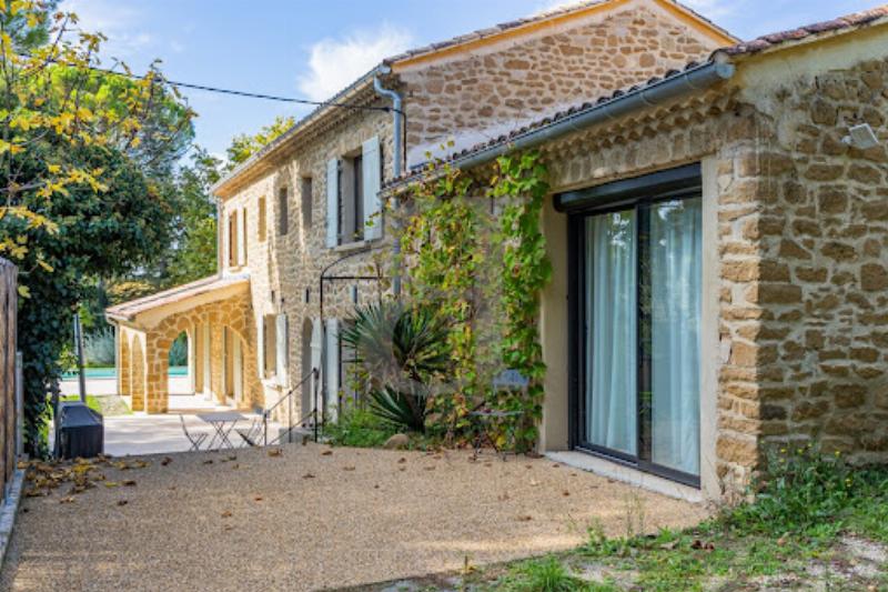 Jardin méditerranéen luxuriant et piscine intégrée dans l'architecture villa moderne tunisie