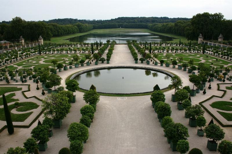 Les célèbres Jardins de Versailles, chef-d'œuvre paysager d'André Le Nôtre.
