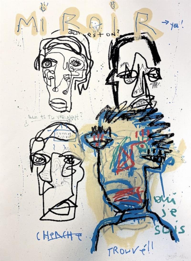 Jean-Michel Basquiat dans son atelier, entouré d'œuvres vibrantes aux symboles forts.