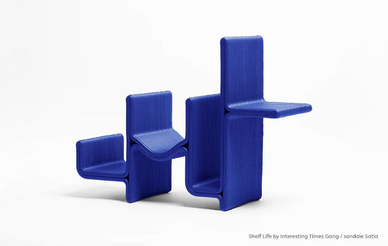 Un Balloon Dog (Orange) de Jeff Koons exposé dans une galerie, lumière douce, mettant en valeur son reflet, élégant.