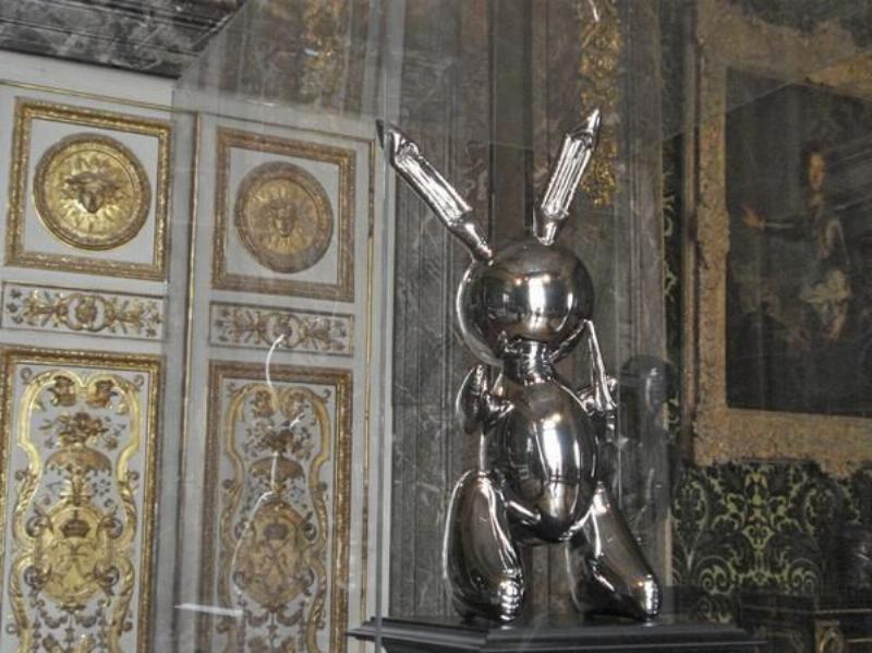 La sculpture géante Chien Ballon de Jeff Koons, symbole de l'art contemporain et objet de controverses en France.