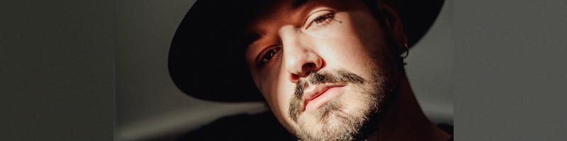 Un jeune artiste français créant de la musique et son chemin vers le succès grâce à YouTube