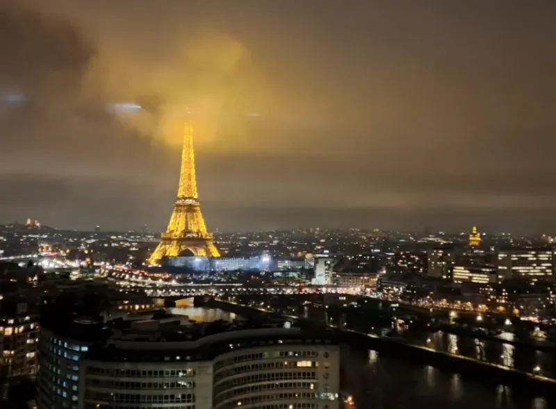 Jeune artiste francaise enregistre studio radio moderne 100 pour 100 production