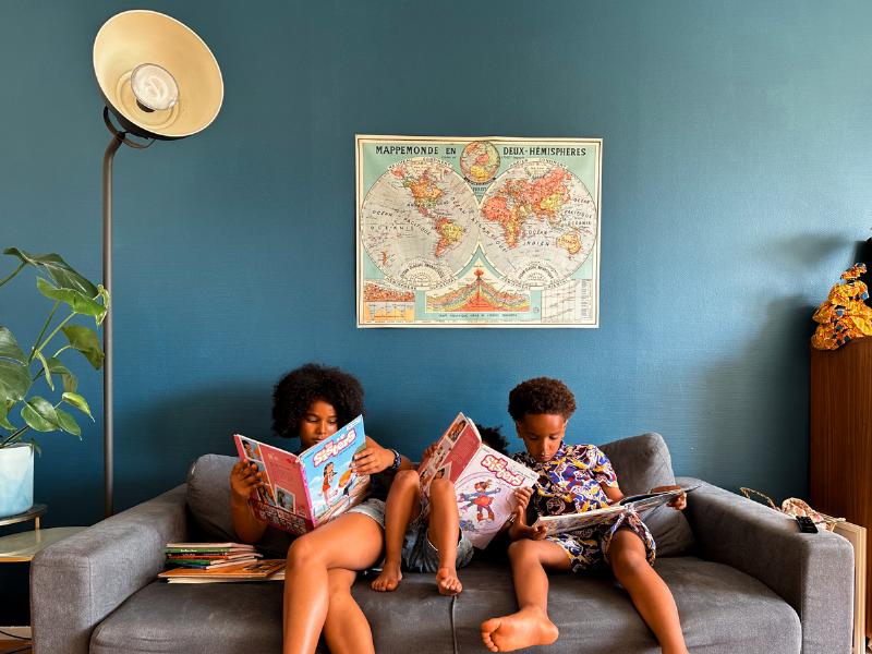 Jeune fille rêvant à des mondes fantastiques en lisant un livre de littérature classique jeunesse